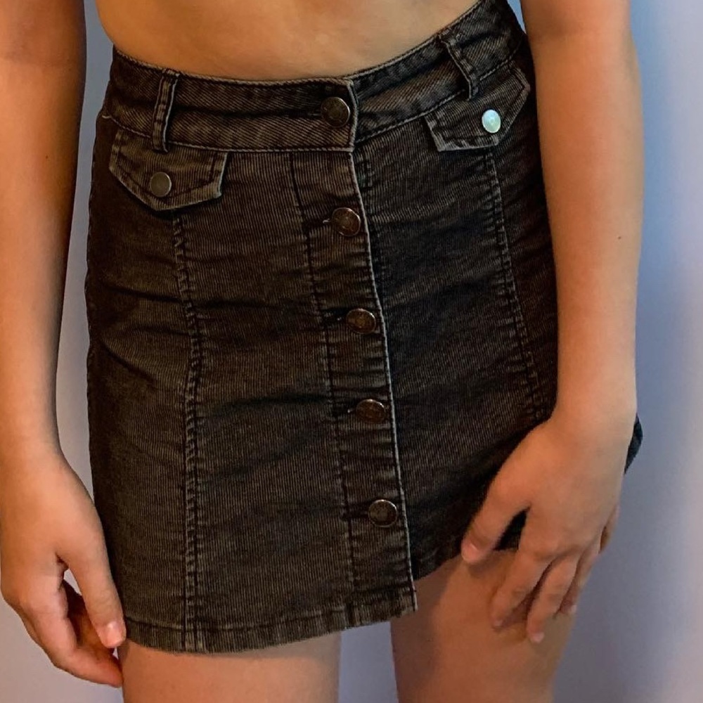 Cute black skirt!